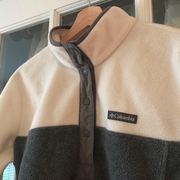 Columbia size L excellent condition women’s fleece, white with gray, snap close - Picture 2 of 5